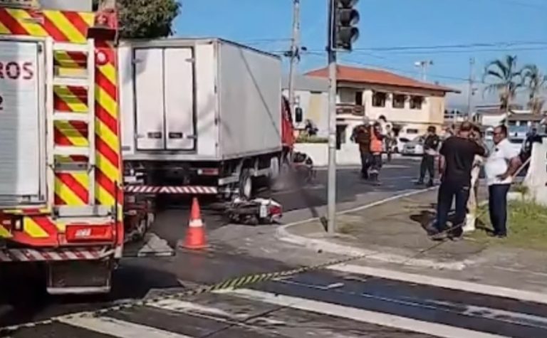 Jovem de 19 anos morre em acidente entre moto e caminhão em Vila Velha
