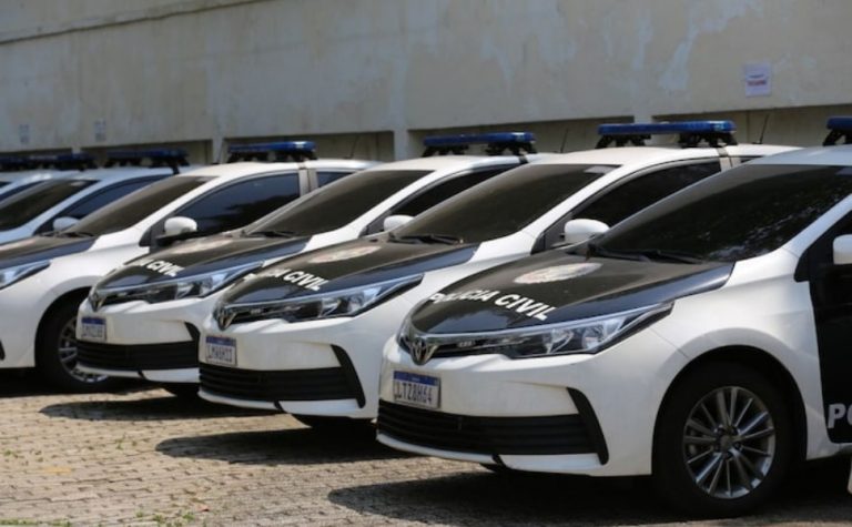 Jovem é vítima de estupro coletivo após ser confundida com namorada de traficante
