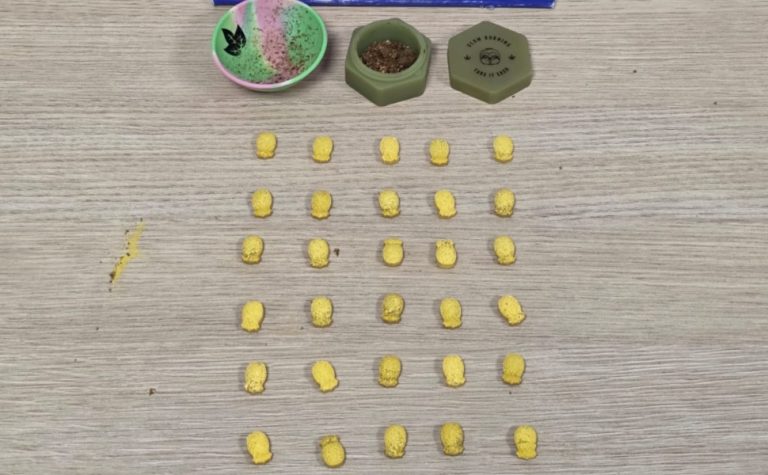 Jovens são presos após ecstasy ser encontrado em carrinho de bebê em Vitória