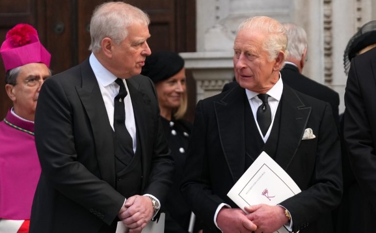 ‘Lei deve seguir seu curso’ diz Rei Charles III sobre prisão do ex-príncipe Andrew