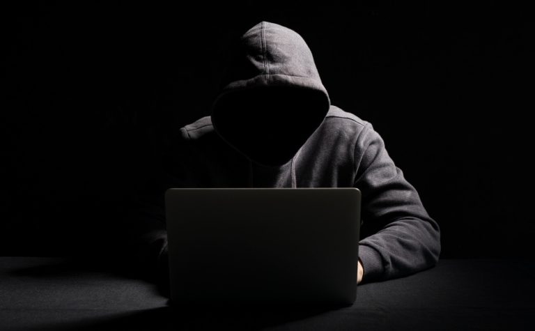 Levantamento identifica 173 vítimas de deepfakes sexuais em escolas