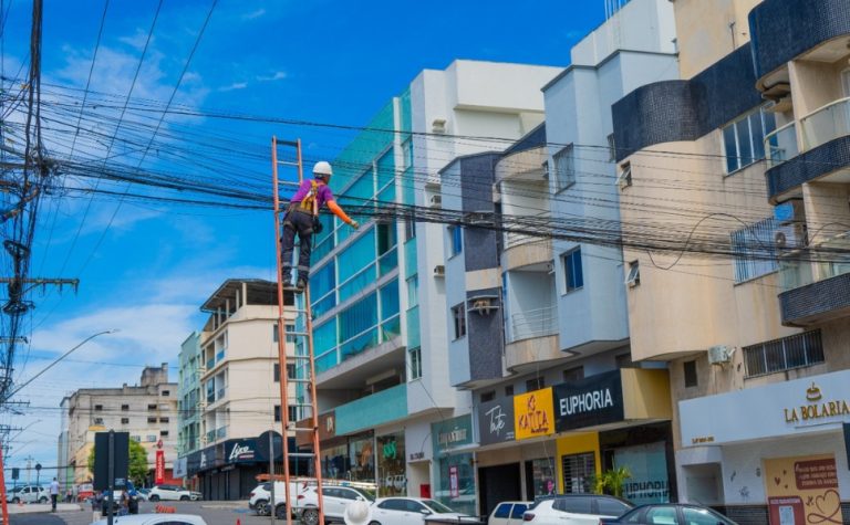 Linhares retira 2,5 toneladas de fios das ruas