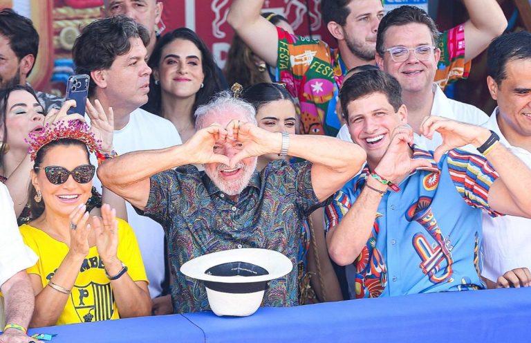 Lula marca presença no Galo da Madrugada pela primeira vez como presidente