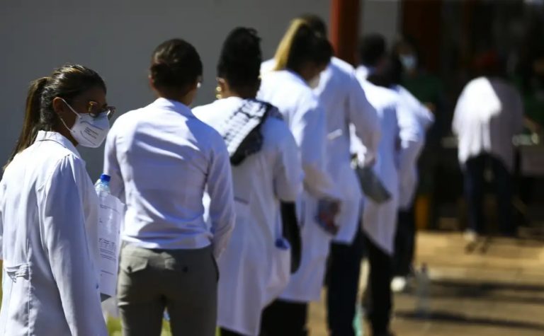 MEC revoga edital para criação de cursos particulares de medicina