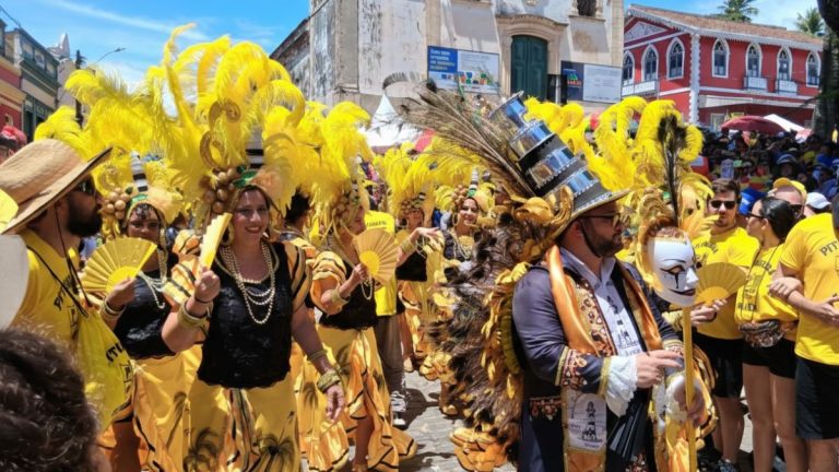 Maratona de frevo: Olinda ferve com blocos tradicionais e baterias nesta terça