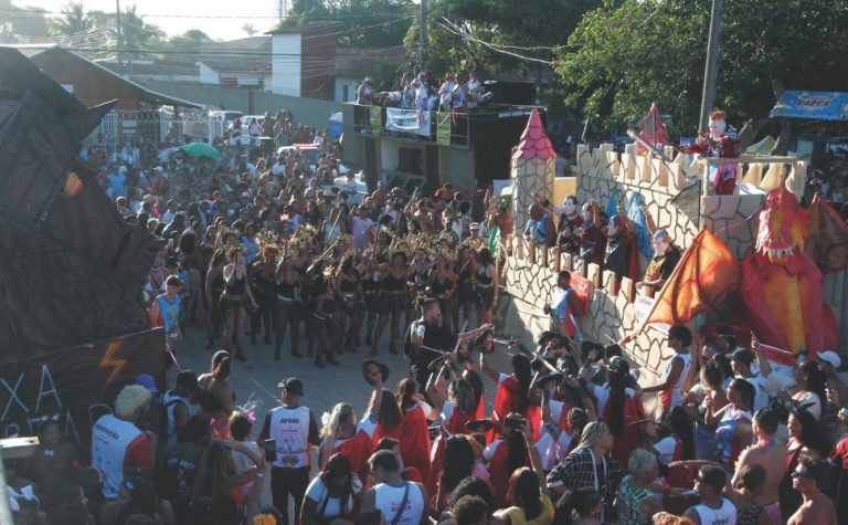 Medusas e guerreiras na folia da Barra do Jucu, em Vila Velha