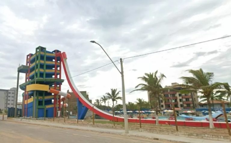 Menina de 3 anos morre após se afogar em piscina de parque aquático em Guriri