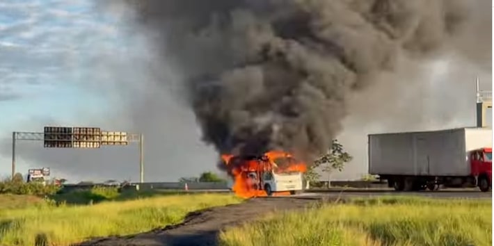 Micro-ônibus com atletas de karatê pega fogo na Rodovia dos Bandeirantes