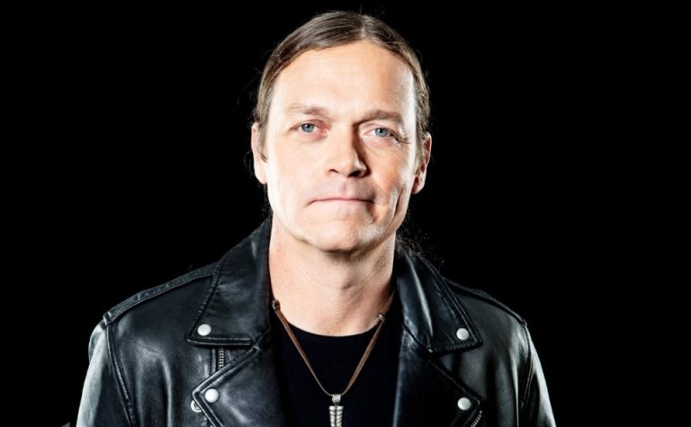 Morre Brad Arnold, vocalista da banda de rock 3 Doors Down, aos 47 anos