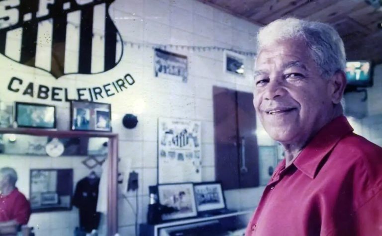 Morre o barbeiro que moldou o topete do Rei Pelé