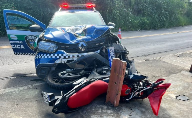 VÍDEO | Motociclista se envolve em acidente com viatura após entrar na contramão