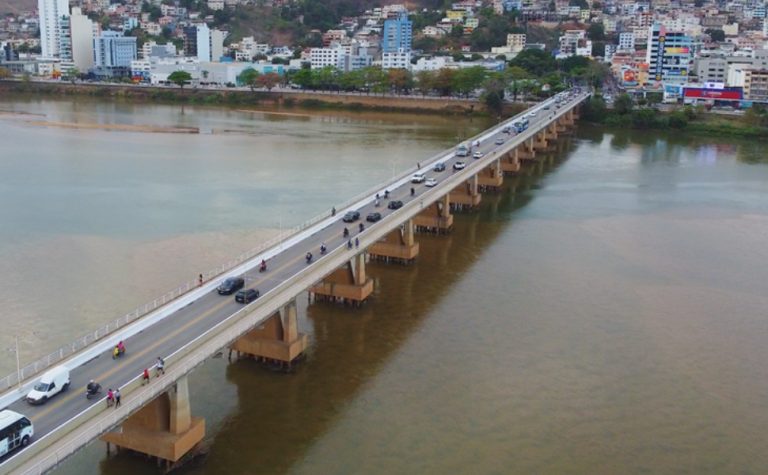 Motociclista fica em estado grave após ser atingido por linha de pipa em ponte