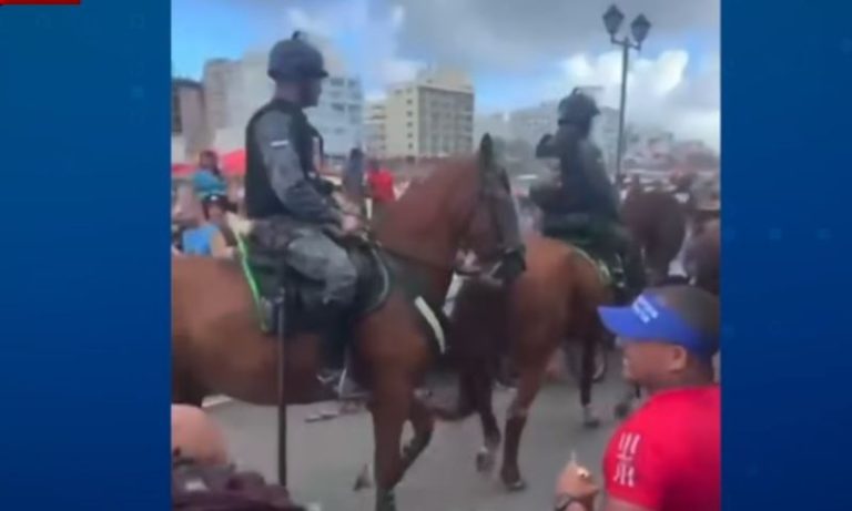 Mulher atropelada por cavalo da PM no Galo da Madrugada aguarda cirurgia em Recife