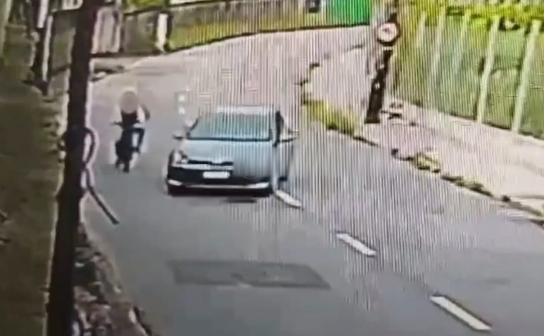 Mulher é cercada por carro durante roubo a bicicleta elétrica na Serra; veja vídeo
