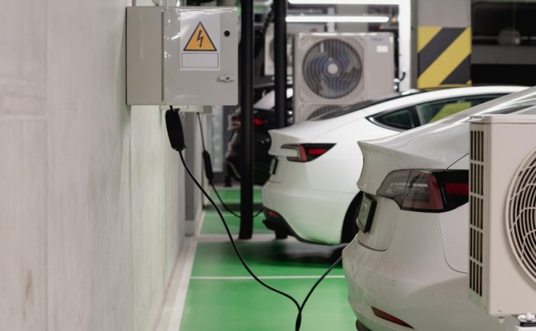 Nova lei em SP permite que morador instale carregador de veículo elétrico em prédio