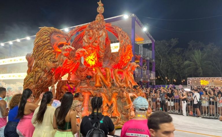 Novo Império enfrenta falhas no som durante desfile no Sambão do Povo