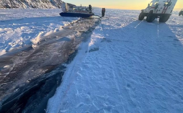 Oito morrem após ônibus cair no lago mais fundo do mundo, na Sibéria