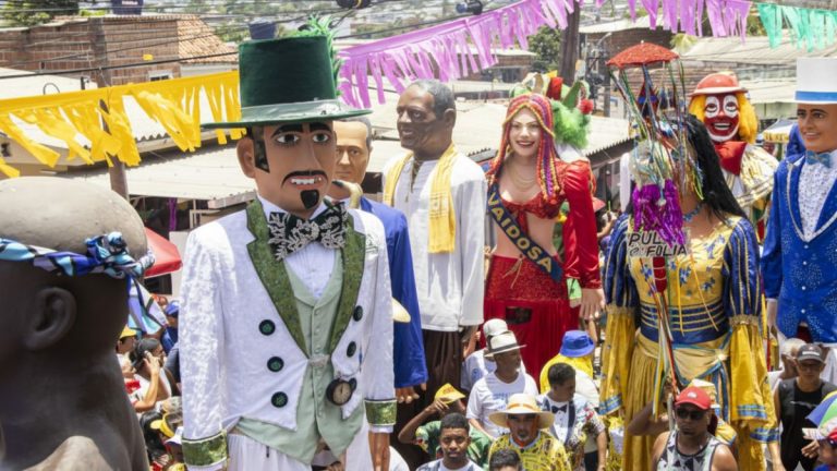 Olinda homenageia “amores de Carnaval” em Encontro de Bonecos Gigantes nesta terça