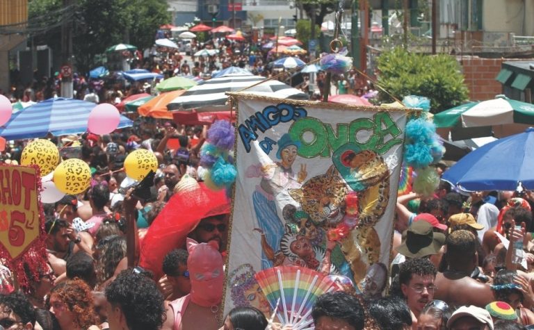 Onças ‘invadem’ o Centro de Vitória com hits e distribuição de bebida tradicional