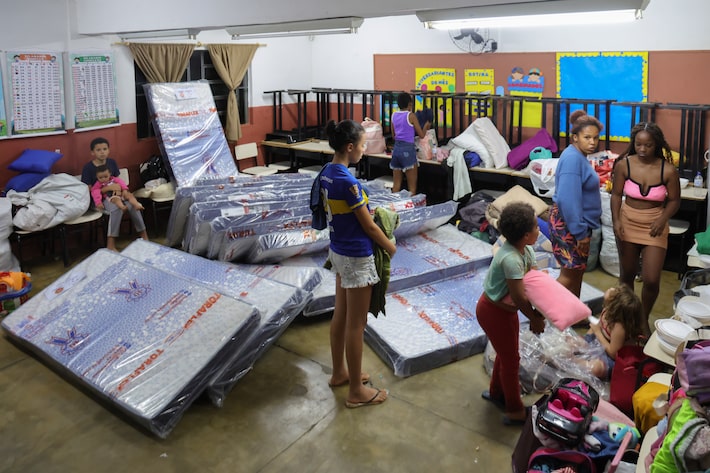 ‘Onde um dia foi a minha casa, não tem nada’; moradores buscam abrigo em escolas de Juiz de Fora