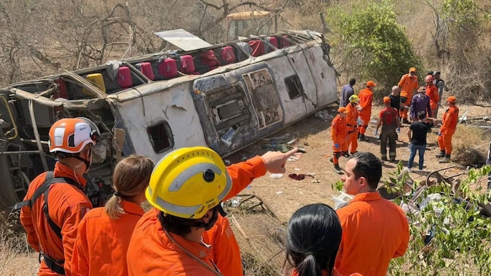 Ônibus com romeiros capota e deixa 15 mortos e feridos no sertão de Alagoas