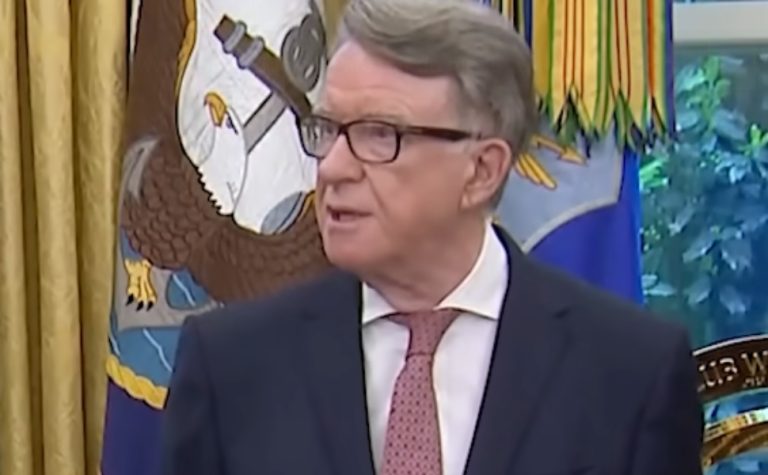 Peter Mandelson, ex-embaixador britânico investigado no caso Epstein, é preso