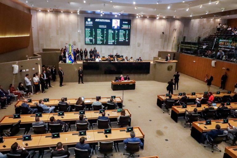 Poderes legislativos do Recife e de Pernambuco abrem trabalhos de 2026