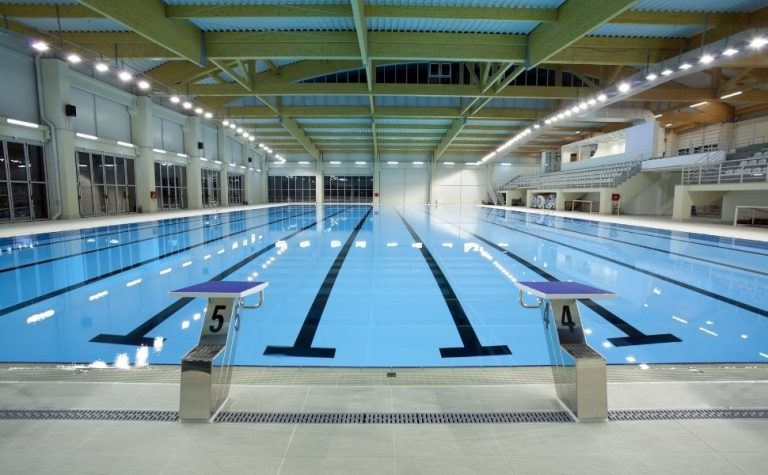Polícia analisa produto usado na limpeza após mulher morrer em piscina de academia