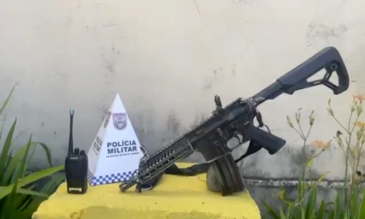 Polícia prende quatro e apreende dois fuzis em mais uma operação para retirada de barricadas no Rio