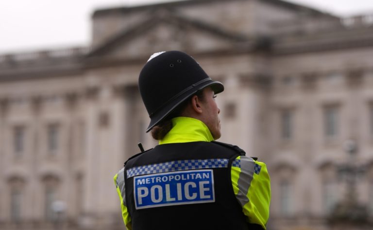 Polícia realiza novas buscas em endereços da realeza britânica