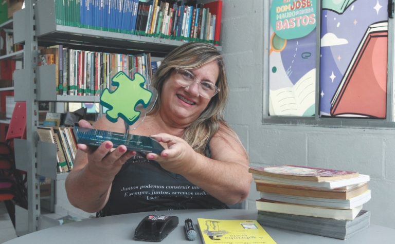 Professora da Serra ganha prêmio por incentivo à poesia