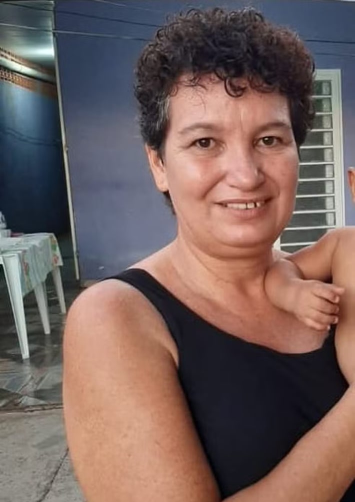 Professora é morta a tiros na calçada de casa em SC