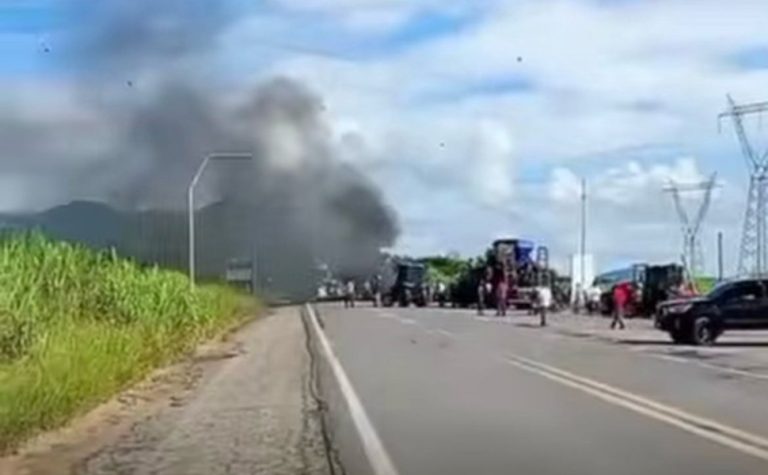 Protesto de produtores rurais dificulta trânsito na divisa do ES com a BA
