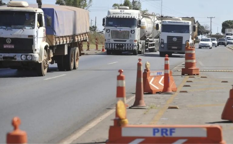 Quase 44% das mortes nas estradas envolvem veículos de carga, aponta PRF