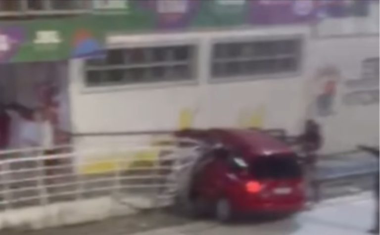 Quatro adultos e uma criança ficam feridos após carro bater em corrimão no Sambão