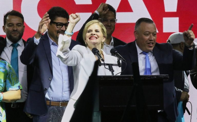 Quem é Laura Fernández, eleita presidente da Costa Rica no primeiro turno