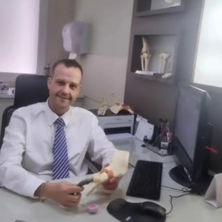 Quem é o médico que cobrava até R$200 de pacientes por cirurgias ortopédicas no SUS