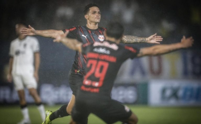 Red Bull Bragantino bate Atlético-MG e mantém os 100% no Brasileirão
