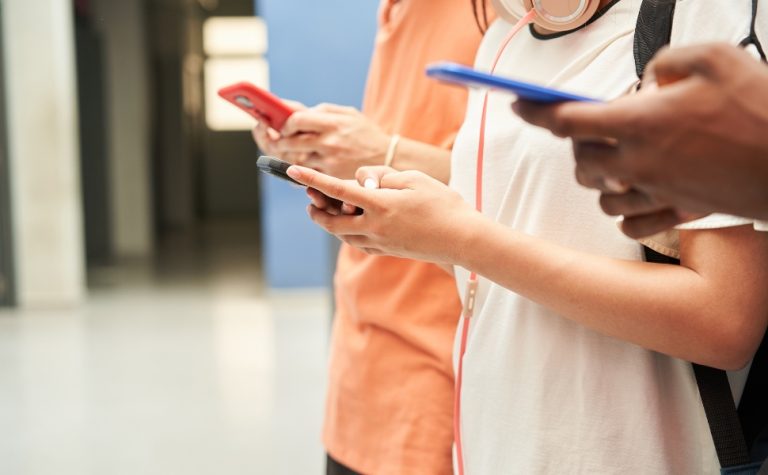 Reino Unido e Alemanha querem acelerar projeto que veta redes sociais para menores