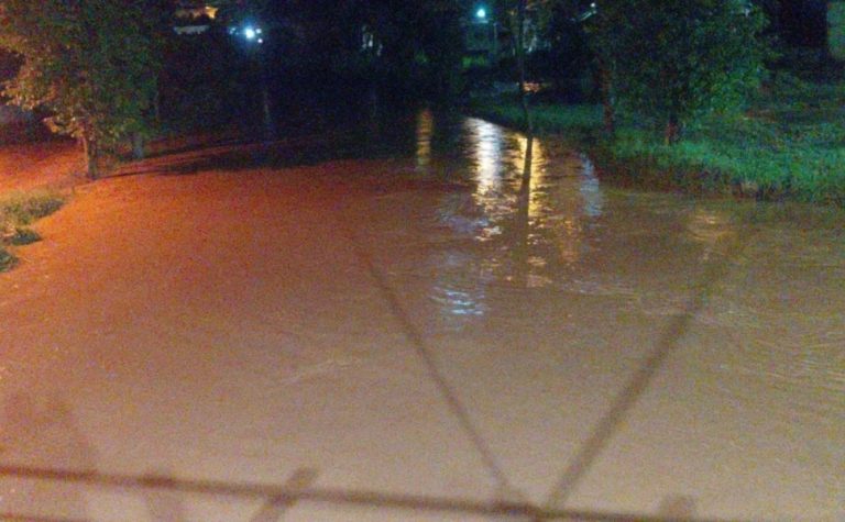 Rio sobe 80 cm e ameaça transbordar após temporal em Mimoso do Sul