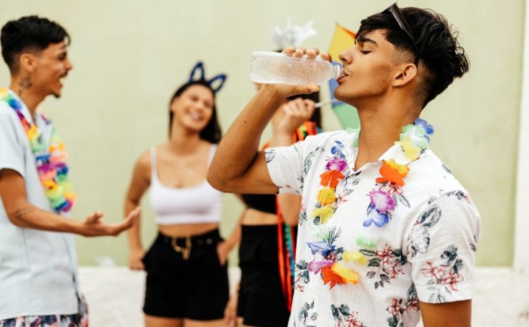 Saiba como ajudar uma pessoa que passa mal em blocos e festas de Carnaval