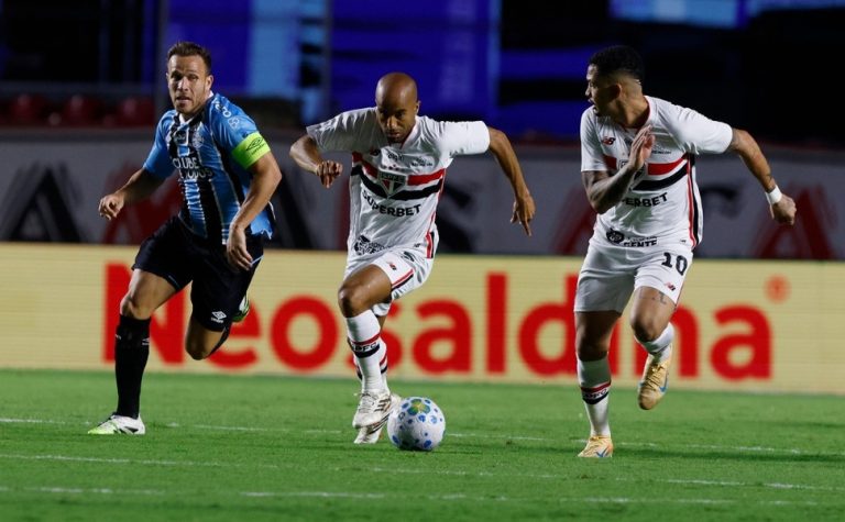 São Paulo bate Grêmio, embala e dorme na liderança do Brasileirão