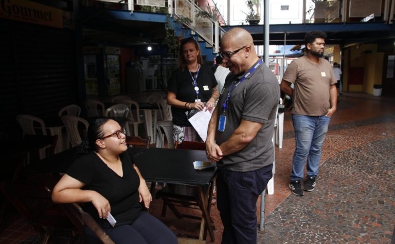 Secretaria de Educação faz “chamadão do supletivo” nas ruas do ES