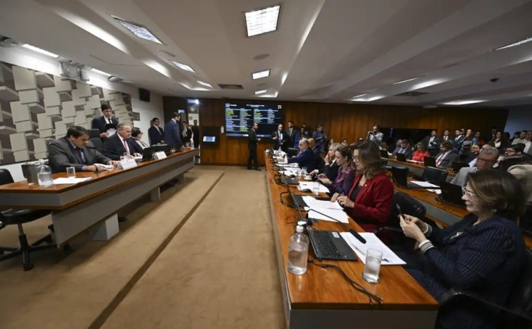 Senadores cobram CVM por suposta omissão no caso do Banco Master
