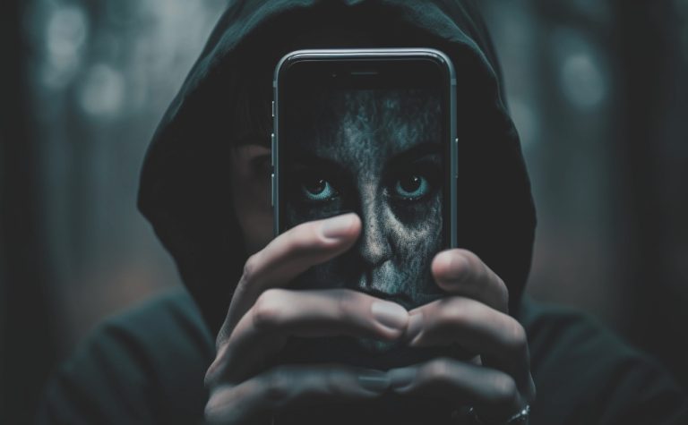 Stalking: homem é preso após criar 100 perfis para perseguir adolescente no ES