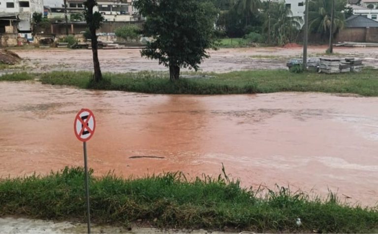 Temporal alaga ruas de Mimoso do Sul com 80 mm de chuva em 40 minutos