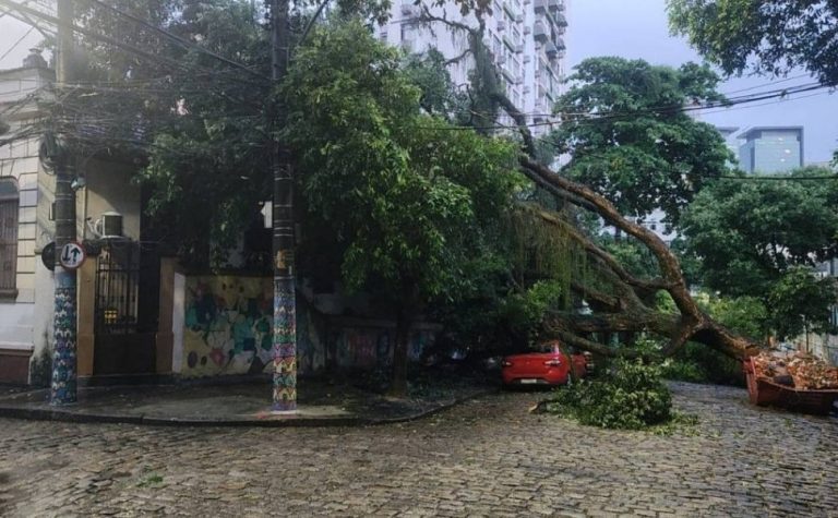 Temporal deixa 400 desalojados e faz soar sirenes em Angra dos Reis (RJ)