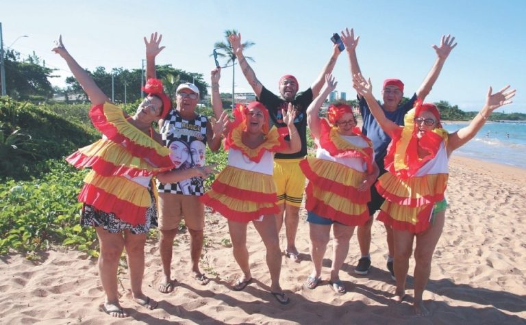 Tradição no banho de mar à fantasia na folia em Manguinhos