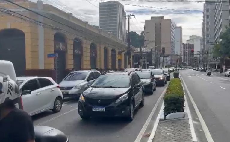 Troca de poste causa nó no trânsito do Centro de Vitória na manhã desta quarta