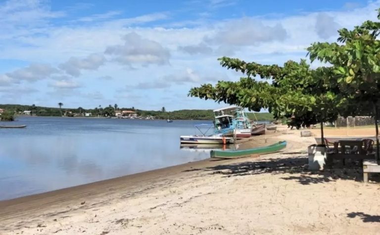 Turistas de MG morrem após se afogarem em rio e no mar em São Mateus